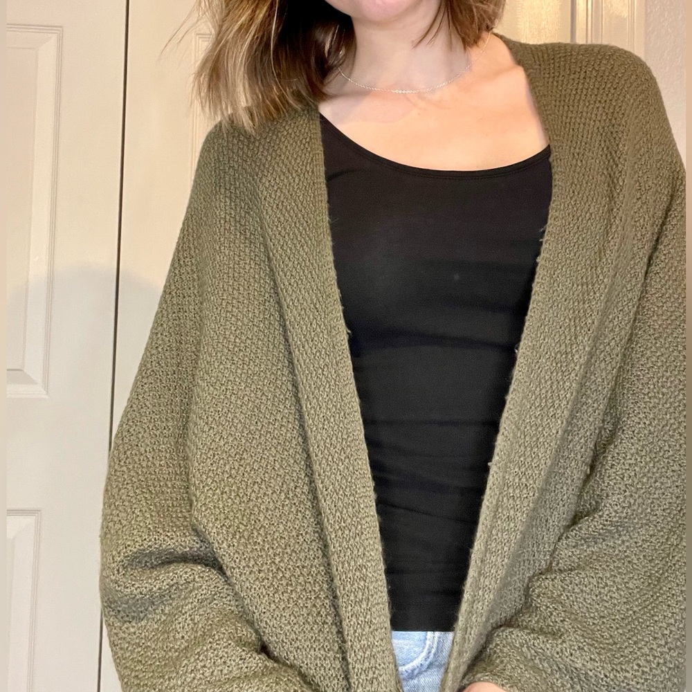 Brandy Melville Caroline sweater green 🤍 one size